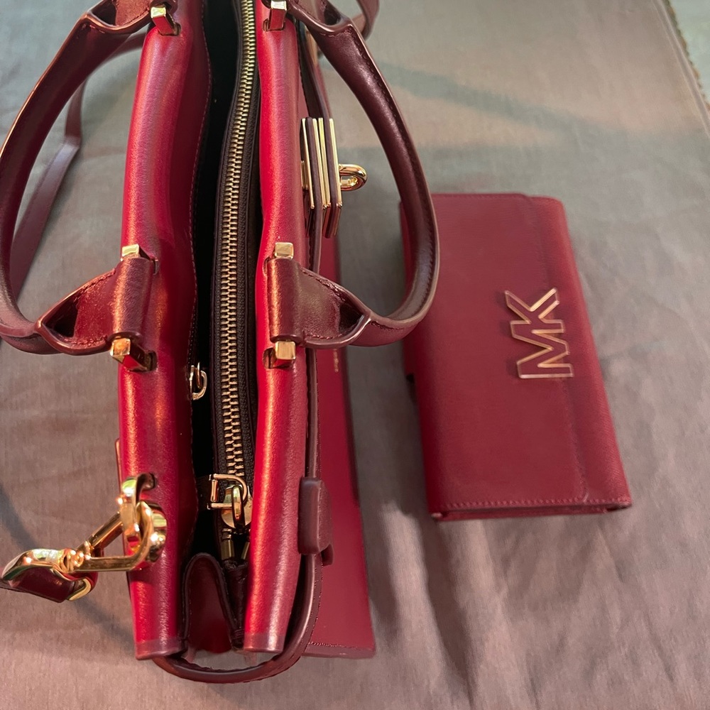 Michael Kors burgundy beautiful bag with matching wallet. Cute design with gold. - Picture 11 of 11